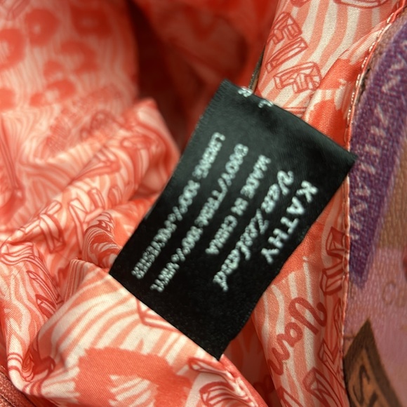 A purse with New York scenery on it - Picture 4 of 7